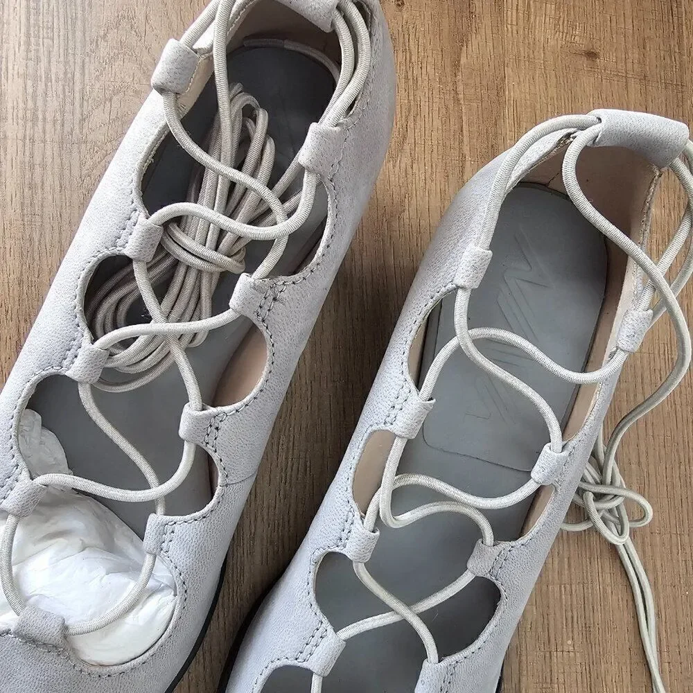 NEVER WORN NAYA POINTY LACED KITTEN HEELS SHOES GREY NUBUCK LEATHER SIZE 6 WOMEN